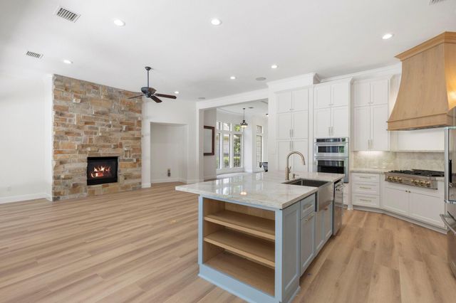35 Avalon Oaks Court, Shenandoah, TX 77381