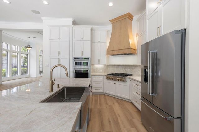 35 Avalon Oaks Court, Shenandoah, TX 77381