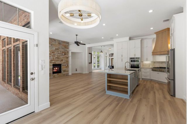 35 Avalon Oaks Court, Shenandoah, TX 77381