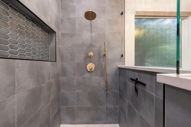 35 Avalon Oaks Court, Shenandoah, TX 77381
