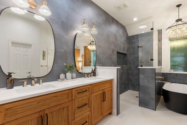 35 Avalon Oaks Court, Shenandoah, TX 77381