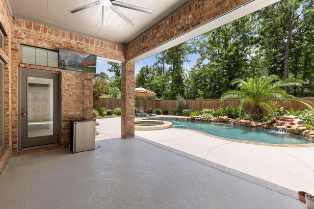 35 Avalon Oaks Court, Shenandoah, TX 77381
