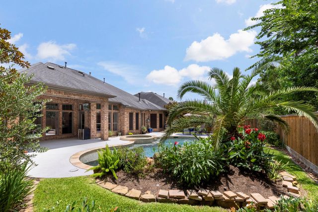 35 Avalon Oaks Court, Shenandoah, TX 77381
