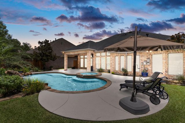 35 Avalon Oaks Court, Shenandoah, TX 77381