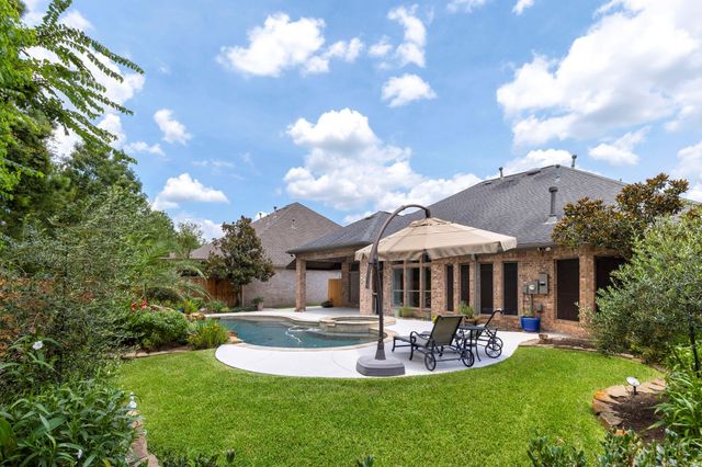 35 Avalon Oaks Court, Shenandoah, TX 77381