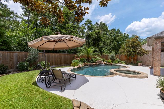 35 Avalon Oaks Court, Shenandoah, TX 77381
