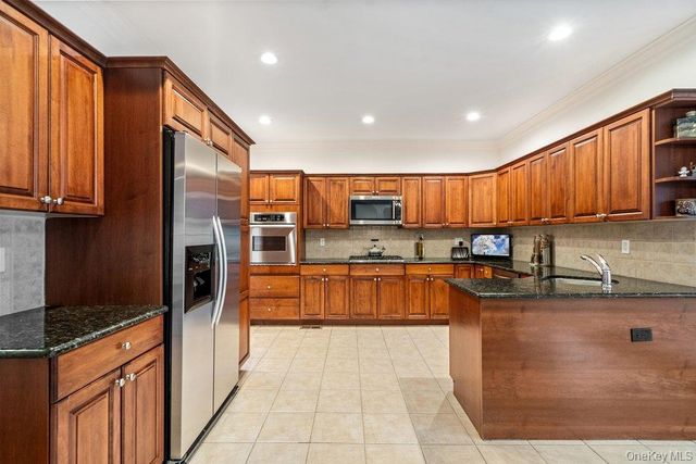 1 Fairway Drive, Plainview, NY 11804