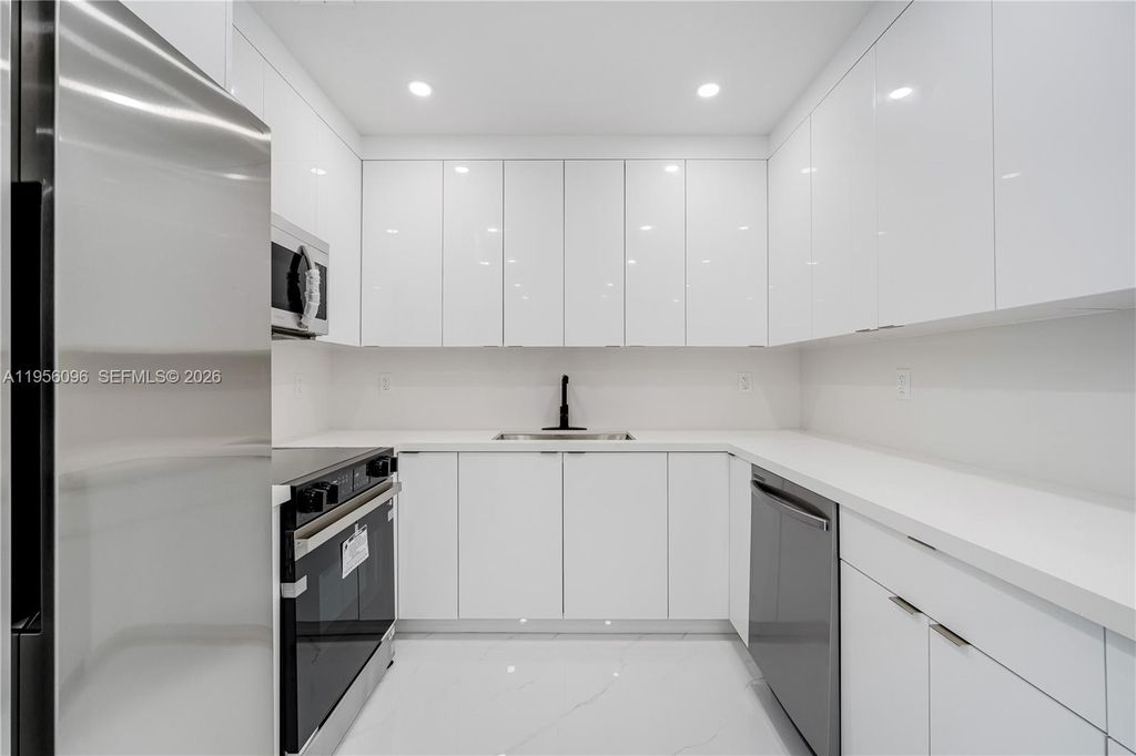 Image 10 of property listing at 19450 NW 6th Ave, Miami Gardens, FL 33169