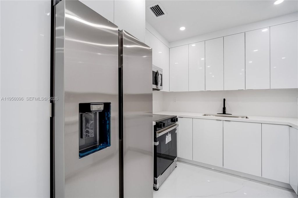 Image 11 of property listing at 19450 NW 6th Ave, Miami Gardens, FL 33169