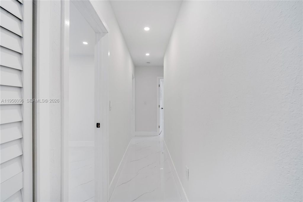 Image 12 of property listing at 19450 NW 6th Ave, Miami Gardens, FL 33169