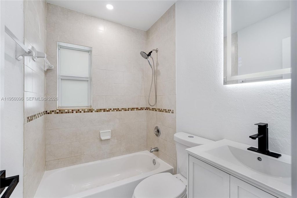 Image 16 of property listing at 19450 NW 6th Ave, Miami Gardens, FL 33169