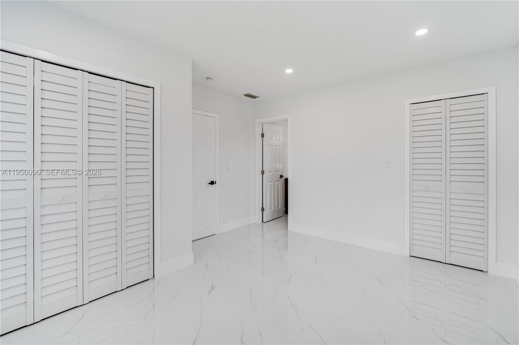 Image 19 of property listing at 19450 NW 6th Ave, Miami Gardens, FL 33169