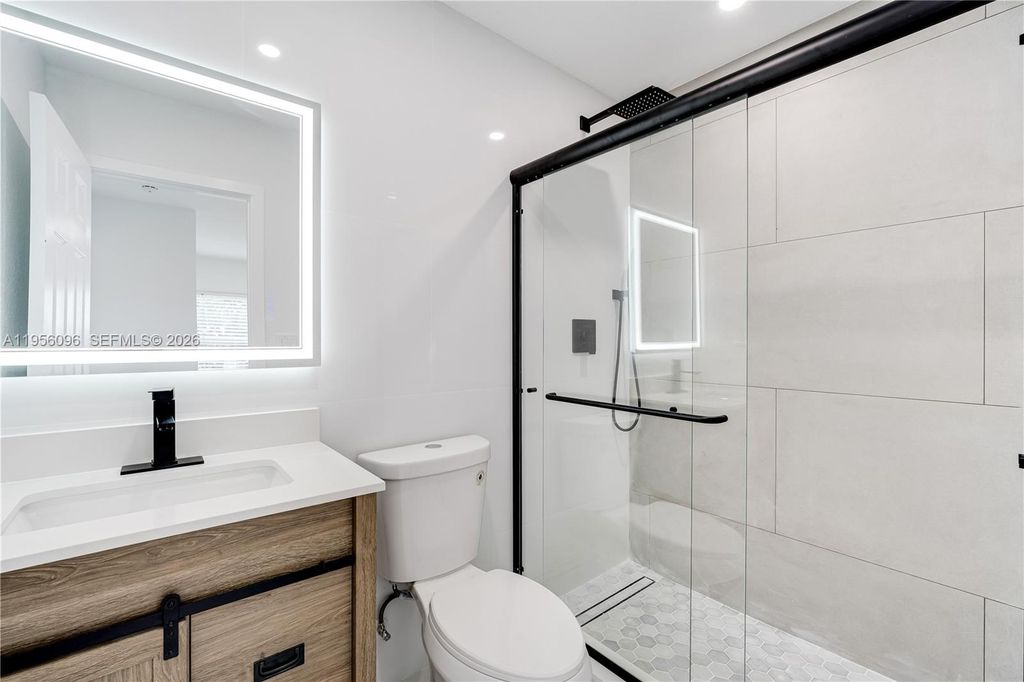 Image 21 of property listing at 19450 NW 6th Ave, Miami Gardens, FL 33169