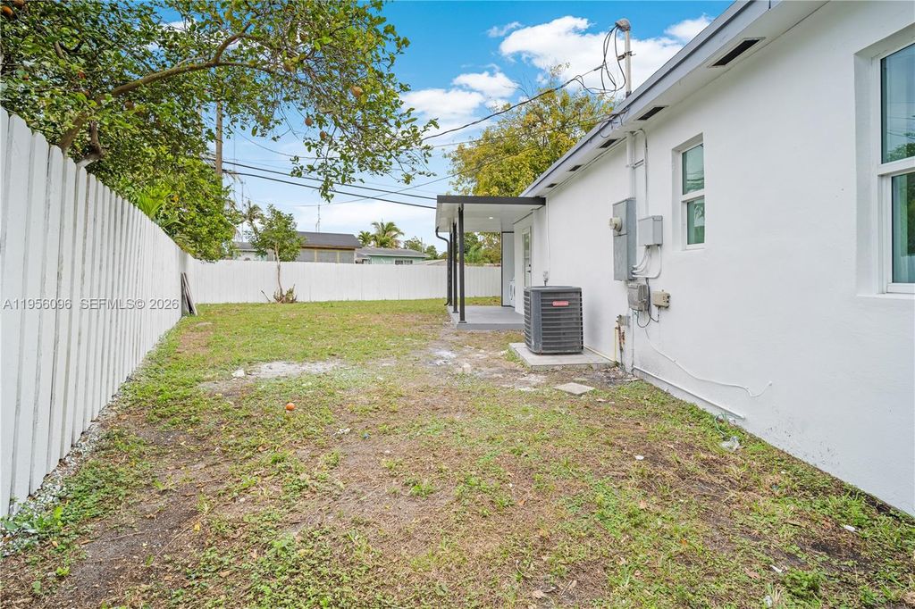 Image 25 of property listing at 19450 NW 6th Ave, Miami Gardens, FL 33169
