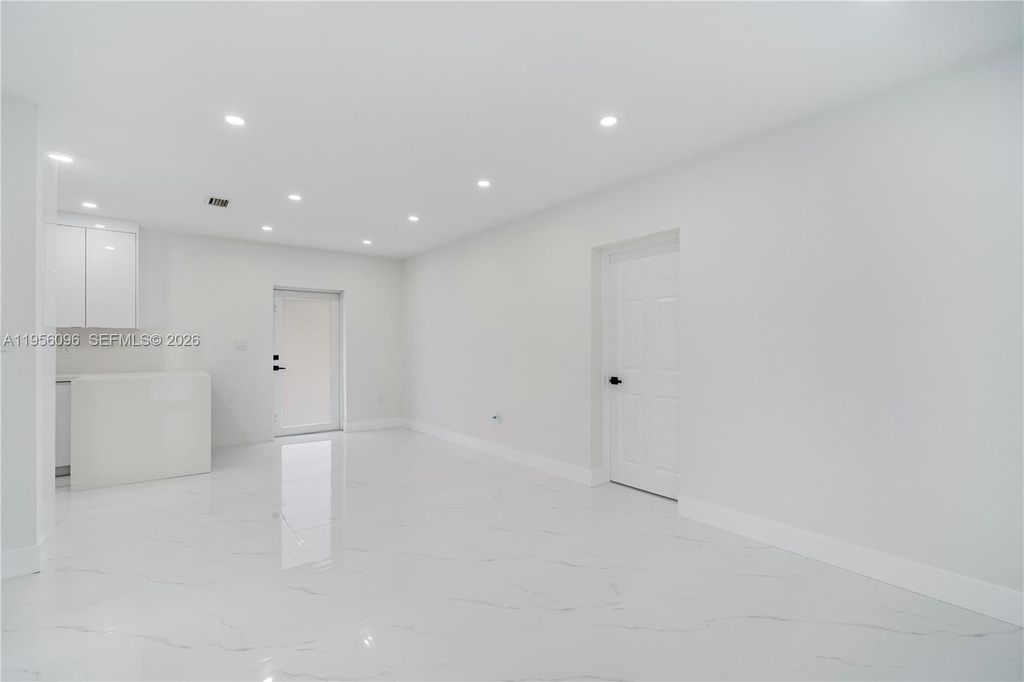 Image 5 of property listing at 19450 NW 6th Ave, Miami Gardens, FL 33169