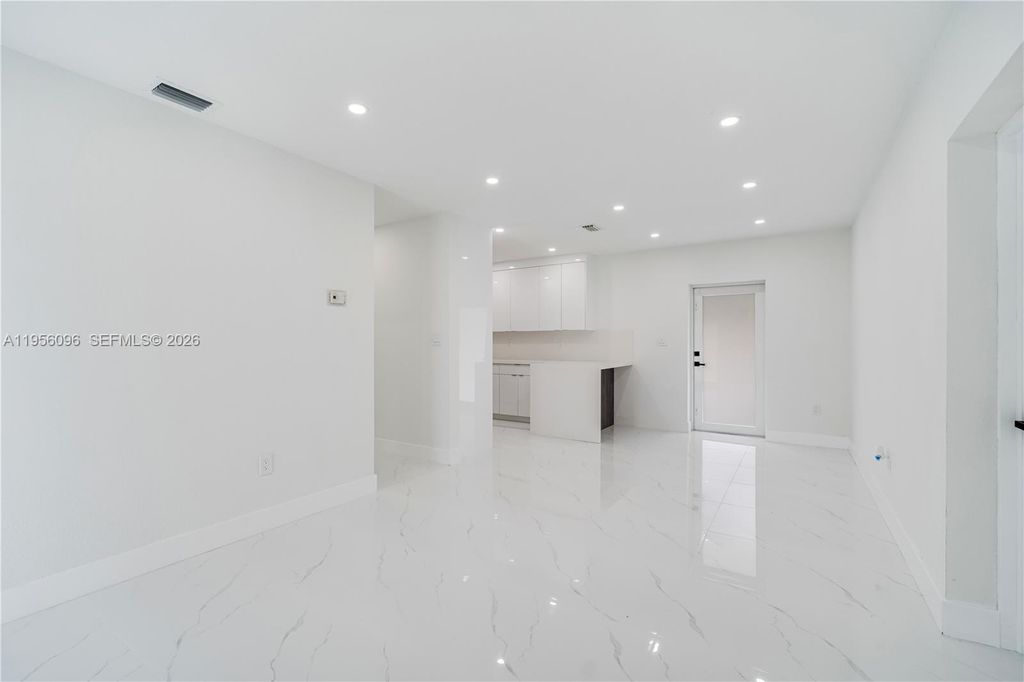 Image 6 of property listing at 19450 NW 6th Ave, Miami Gardens, FL 33169