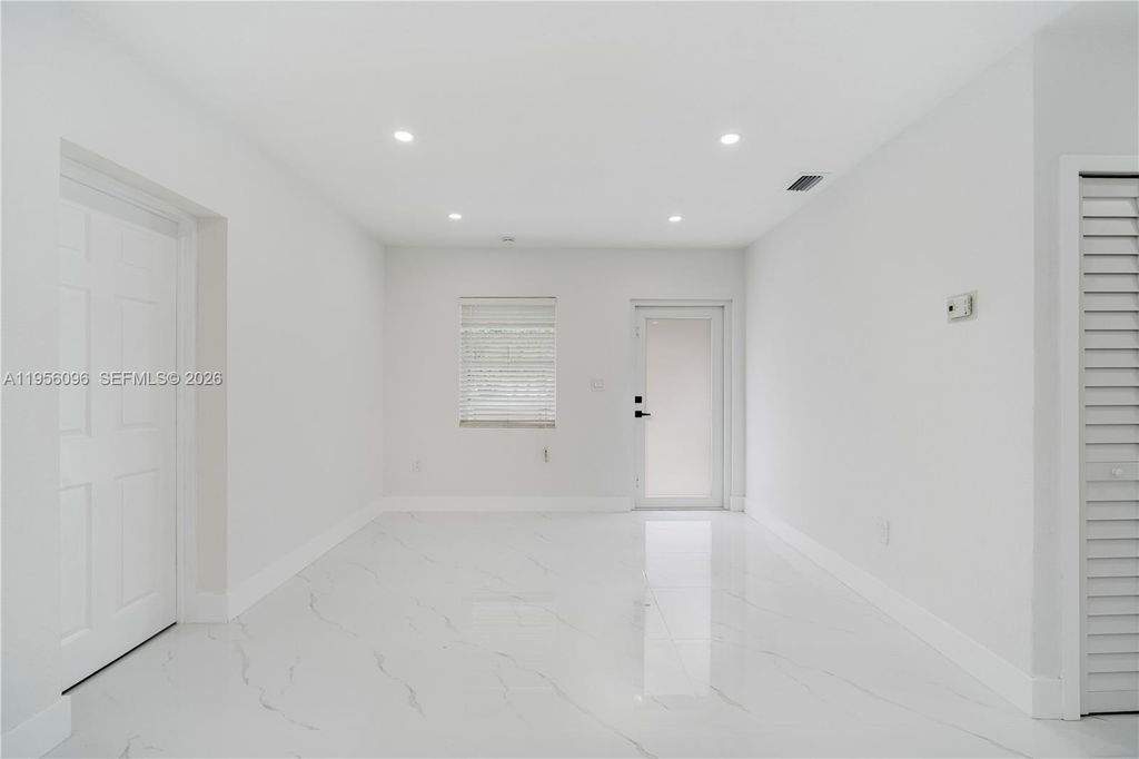 Image 8 of property listing at 19450 NW 6th Ave, Miami Gardens, FL 33169