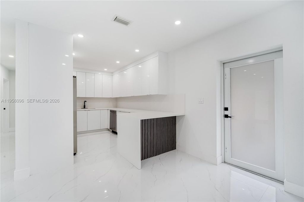 Image 9 of property listing at 19450 NW 6th Ave, Miami Gardens, FL 33169