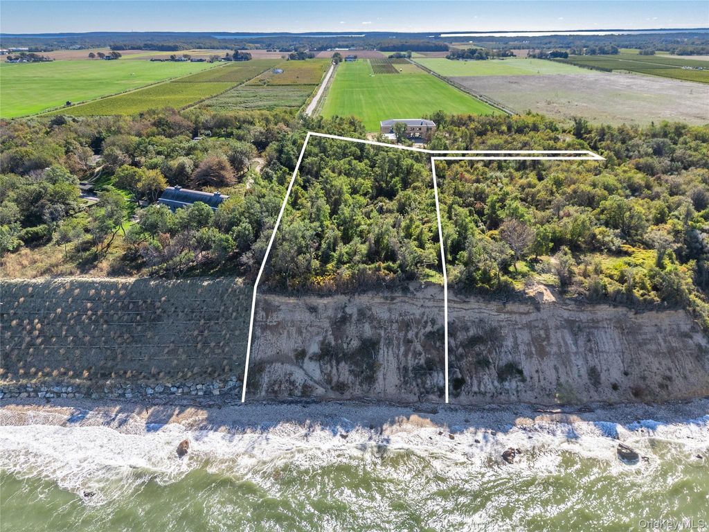 6121 Oregon Road, Cutchogue, NY 11935