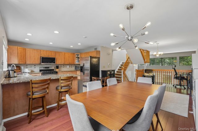 42 Tulip Court, Nanuet, NY 10954