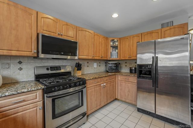 42 Tulip Court, Nanuet, NY 10954