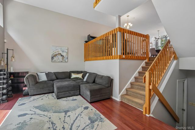 42 Tulip Court, Nanuet, NY 10954