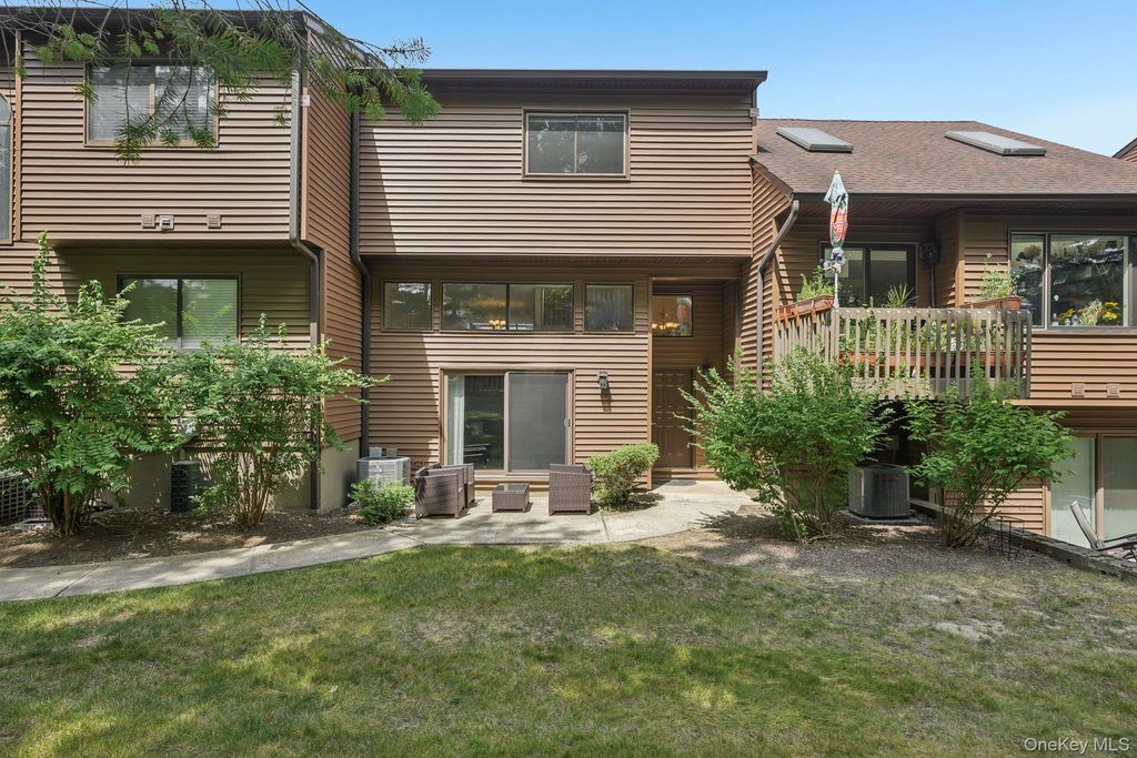 42 Tulip Court, Nanuet, NY 10954