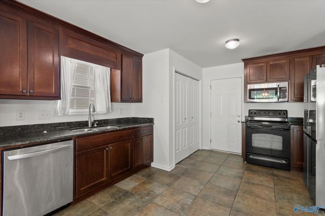 176 Hollington Drive NE, Huntsville, AL 35811