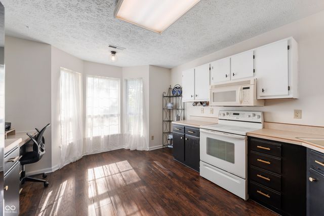 3572 Laureate Court N, Indianapolis, IN 46214
