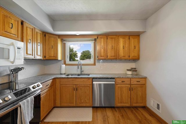 8480 Lakeview Drive, Omaha, NE 68127