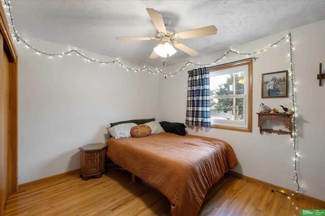 8480 Lakeview Drive, Omaha, NE 68127