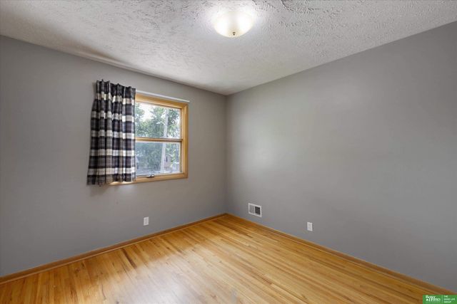 8480 Lakeview Drive, Omaha, NE 68127