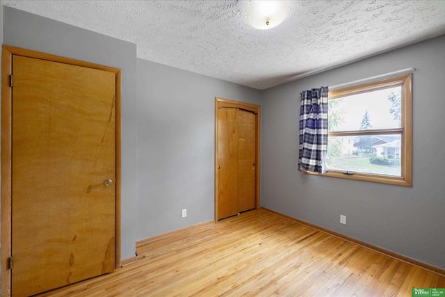 8480 Lakeview Drive, Omaha, NE 68127