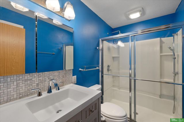 8480 Lakeview Drive, Omaha, NE 68127
