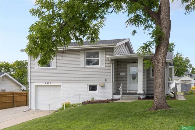 8480 Lakeview Drive, Omaha, NE 68127