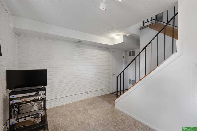 8480 Lakeview Drive, Omaha, NE 68127