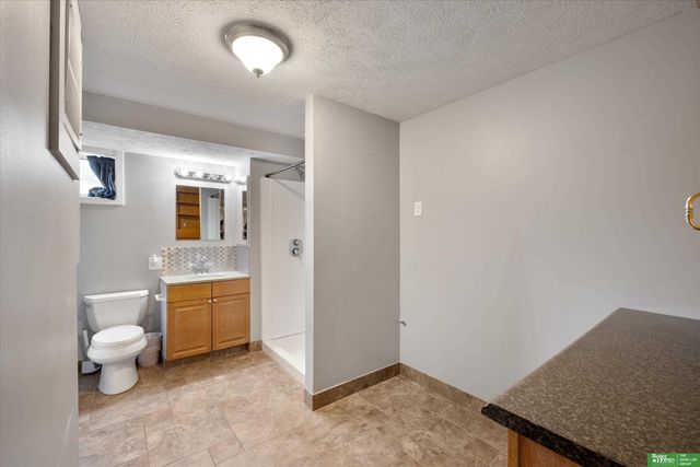 8480 Lakeview Drive, Omaha, NE 68127