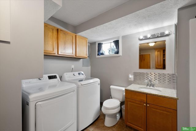 8480 Lakeview Drive, Omaha, NE 68127