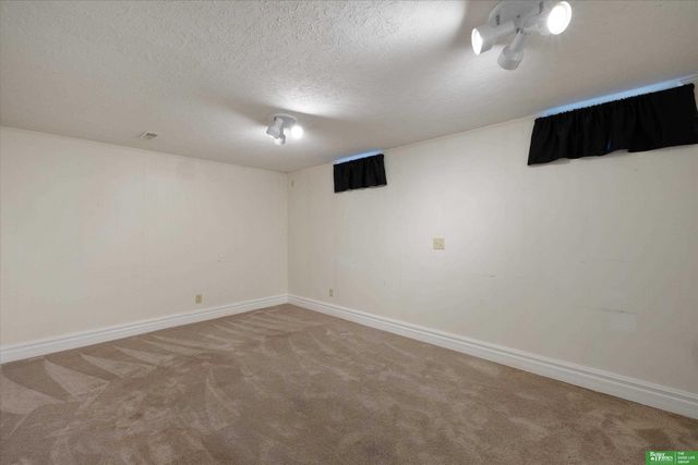 8480 Lakeview Drive, Omaha, NE 68127