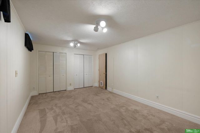 8480 Lakeview Drive, Omaha, NE 68127