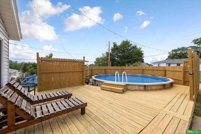 8480 Lakeview Drive, Omaha, NE 68127