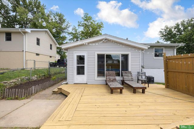 8480 Lakeview Drive, Omaha, NE 68127