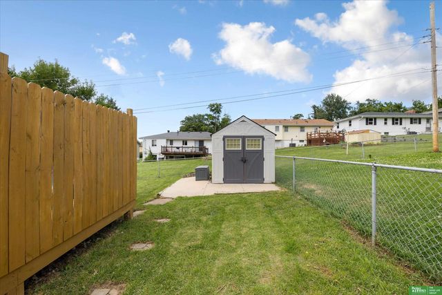 8480 Lakeview Drive, Omaha, NE 68127