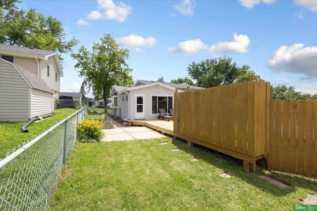 8480 Lakeview Drive, Omaha, NE 68127