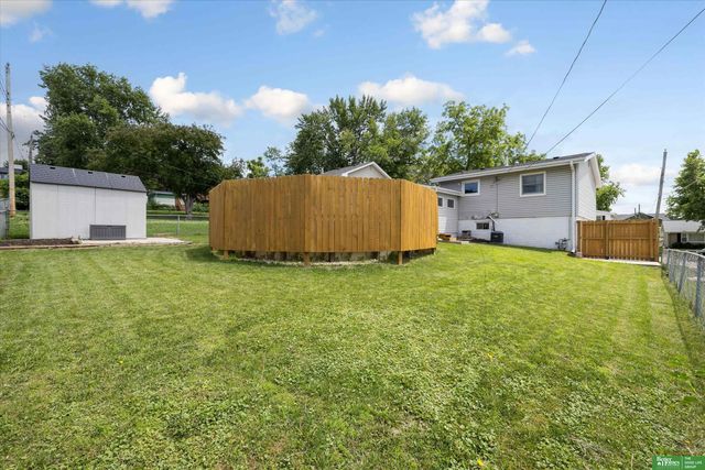 8480 Lakeview Drive, Omaha, NE 68127