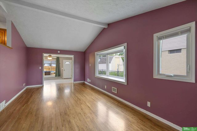 8480 Lakeview Drive, Omaha, NE 68127