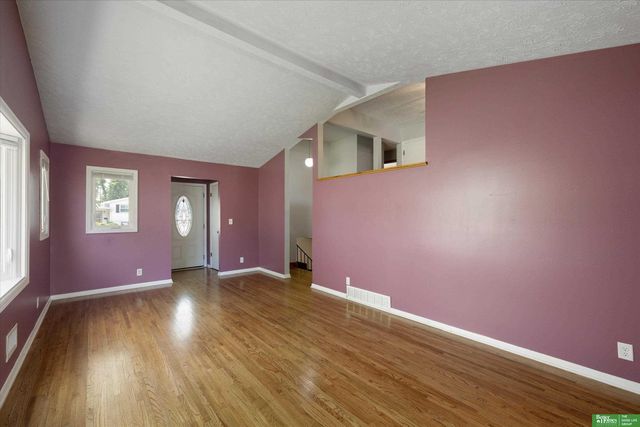 8480 Lakeview Drive, Omaha, NE 68127