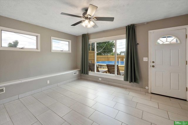 8480 Lakeview Drive, Omaha, NE 68127