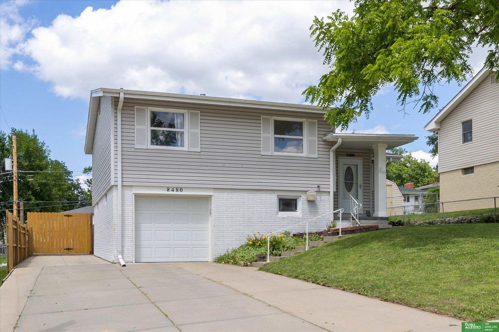 8480 Lakeview Drive, Omaha, NE 68127
