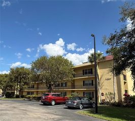 1087 Forest Lakes DR 306, Naples, FL 34105